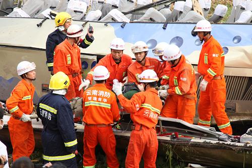 10月18日，救援人员在事故现场营救车内乘客。新华社发