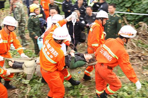 10月18日，救援人员在事故现场营救车内乘客。新华社发