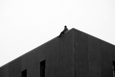 一个人坐在楼顶的照片图片