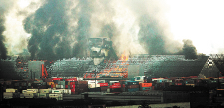 拉美最大港口发生严重火灾