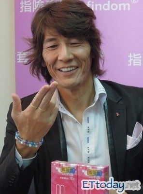 日本人气av男优加藤鹰因常在演出时用手指让av女优潮吹,受封金手指