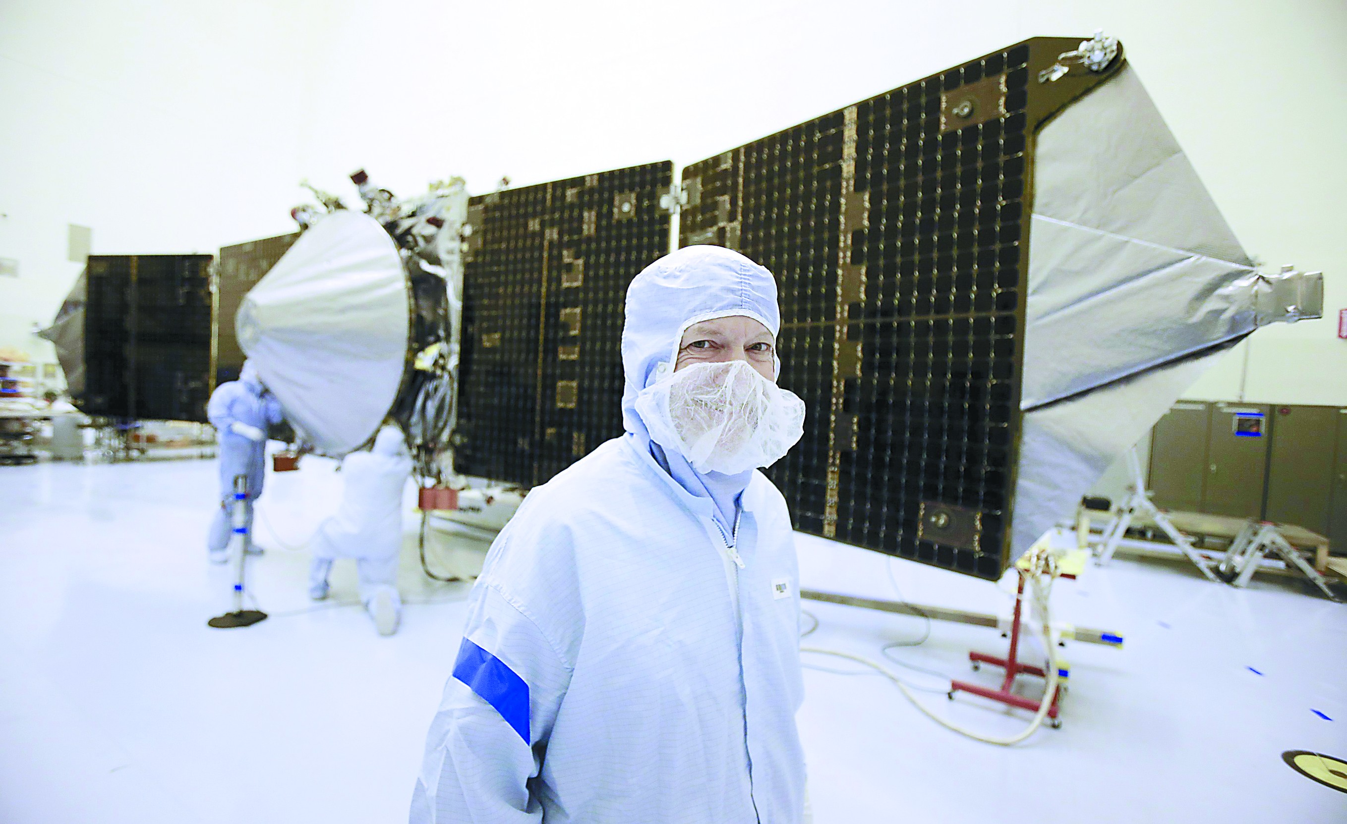 NASA的科学家正在检测火星探测器。