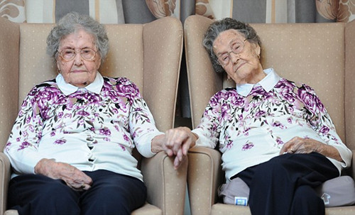 马乔里和威妮弗蕾德一起在威尔士庆祝她们的百岁生日。