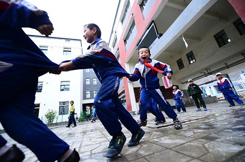 玉树藏族自治州玉树市红旗小学学生在新校园内玩耍(9月26日摄.