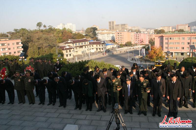 中国人民志愿军入朝参战63周年纪念日：驻朝使馆凭吊烈士