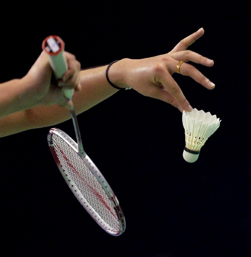 图文:羽毛球法国公开赛 田卿发球