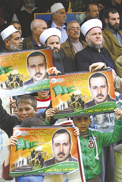 2010年，巴勒斯坦民众手举遭以色列暗杀的哈马斯要员马巴胡赫的画像。