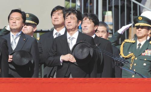27日上午,日本首相安倍晋三在琦玉县的自卫队朝霞训练场出席陆上自卫队年度阅兵式。