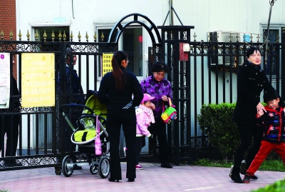 在幼儿园门口也有许多家长并未听说“身份识别卡”一事摄影/本报记者　袁艺