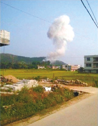 11月1日,廣西岑溪市三堡鎮車河村炮竹廠發生爆炸事故,爆炸產生白色的