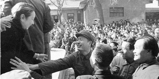 文革结束后，陈小鲁（戴军帽者）等老校友在八中的校庆活动中与老师亲切握手。