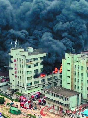珠海一公司起大火烧塌六层厂房组图