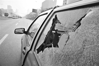 昨日，事发现场附近一辆汽车的玻璃被震碎。新华社发