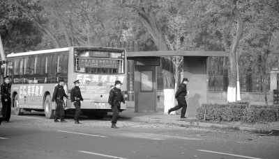 11月6日，警察在一处公交站旁的爆炸点勘查。