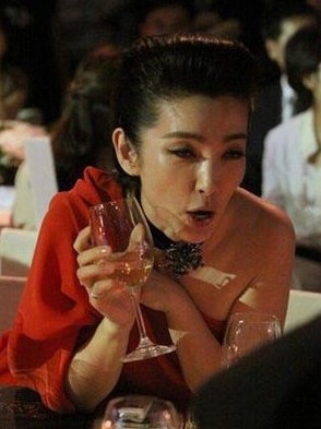 星座女星醉酒后豪放大胆(图)女明星们,人前是仪态万千,落落大方