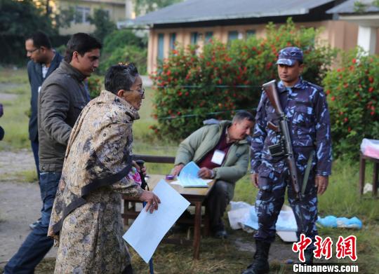 图为尼泊尔首都加德满都一位老年人参加投票。 符永康 摄