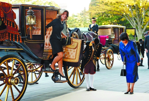 卡罗琳·肯尼迪乘坐皇家马车抵达日本皇宫cfp供图 l