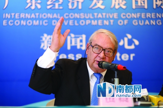 穆拉德在新闻发布会上接受采访。