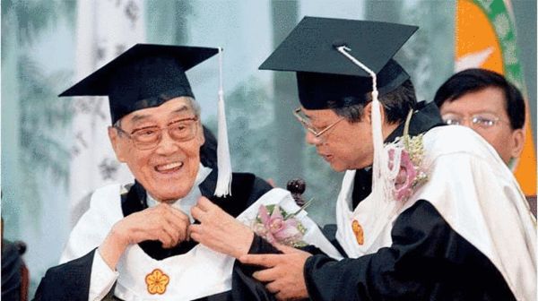 2005年11月15日，台湾大学举行庆祝成立77年暨60周年校庆，会中颁授名誉博士学位给前考试院长孔德成（左），孔德成高兴出席。