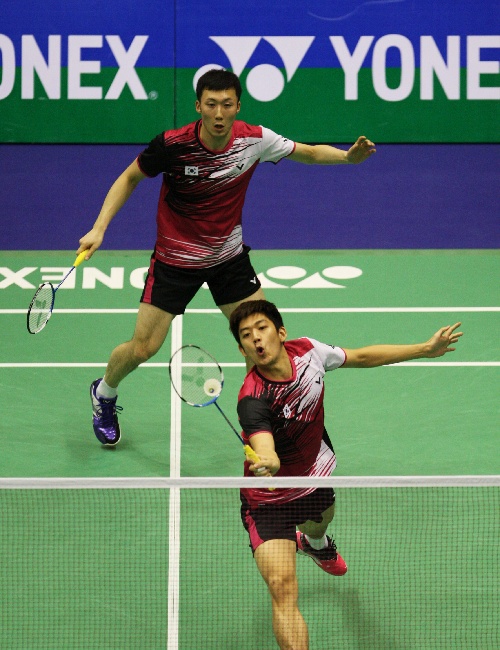 当日,在香港羽毛球公开赛男子双打决赛中,韩国选手李龙大/柳延星以2