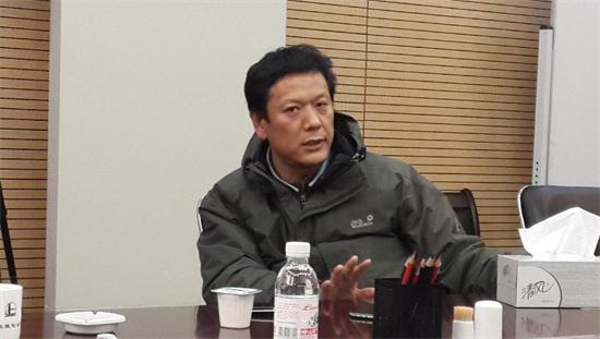 中石化管道储运公司潍坊输油处副处长邢玉庆向记者讲述事故发生前后的情况（11月24日摄）