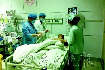 24日,在开发区第一人民医院ICU病房内,医护人员正在抢救伤员。　杨林　摄