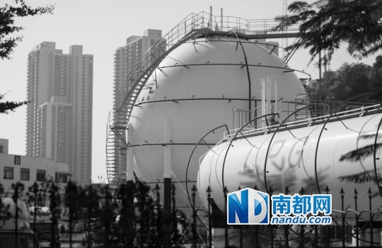 11月25日，位于深圳南山区八号路的深岩燃气公司内的多个储气罐，不远处就是住宅楼。 南都记者 霍健斌 陈文才 摄