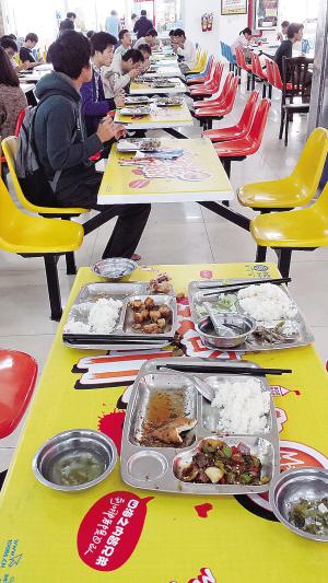 高校食堂调查:学生挑食 不少人吃一半倒一半   大学食堂饭菜浪费似乎