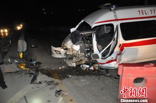 重庆一救护车发生车祸3人伤 护士被甩出(图)