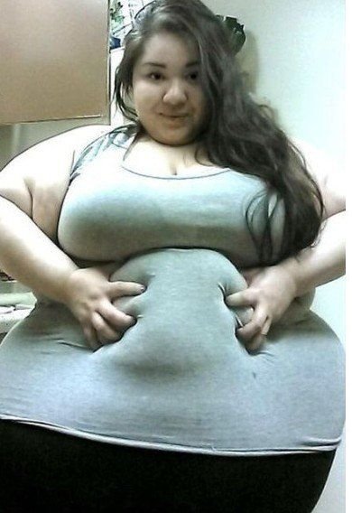 女巨人 肚子图片