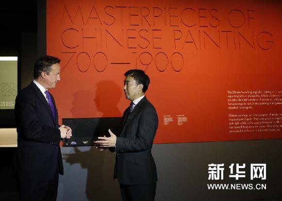 11月26日，在伦敦唐宁街10号首相府，英国首相卡梅伦（中）与正在学中文的当地学生交流。新华网图片 王丽莉 摄