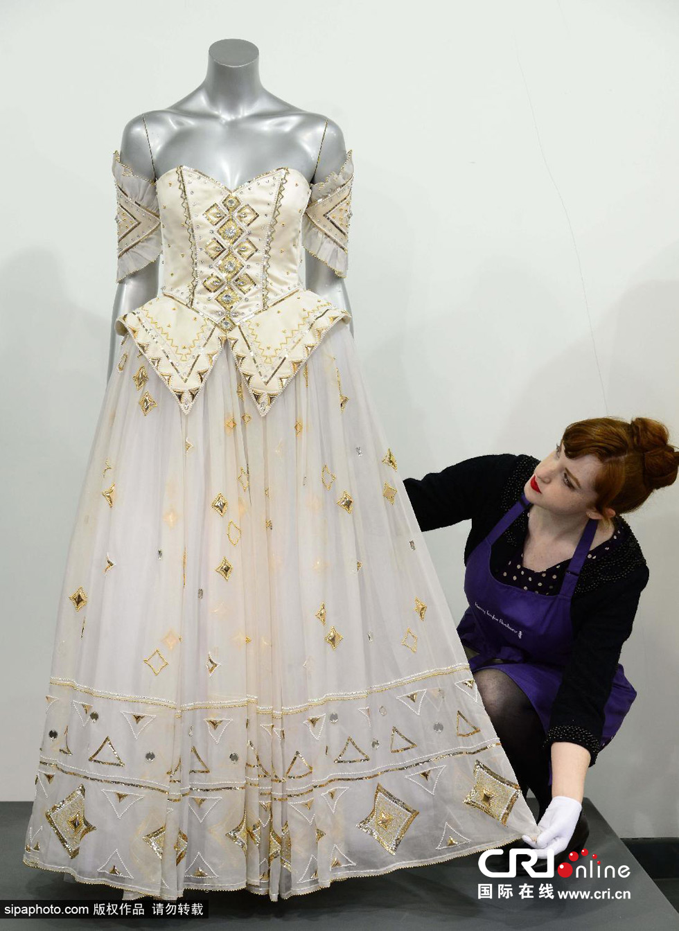 2013年12月3日，英国戴安娜王妃生前最喜爱的一条晚礼服裙在凯莉-泰勒拍卖行进行拍卖，预计售价为8万英镑。