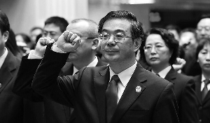 周强院长同全体法官面向国旗庄严宣誓。