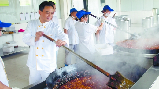 四川香天下餐饮部管理公司董事长朱星全（左）。