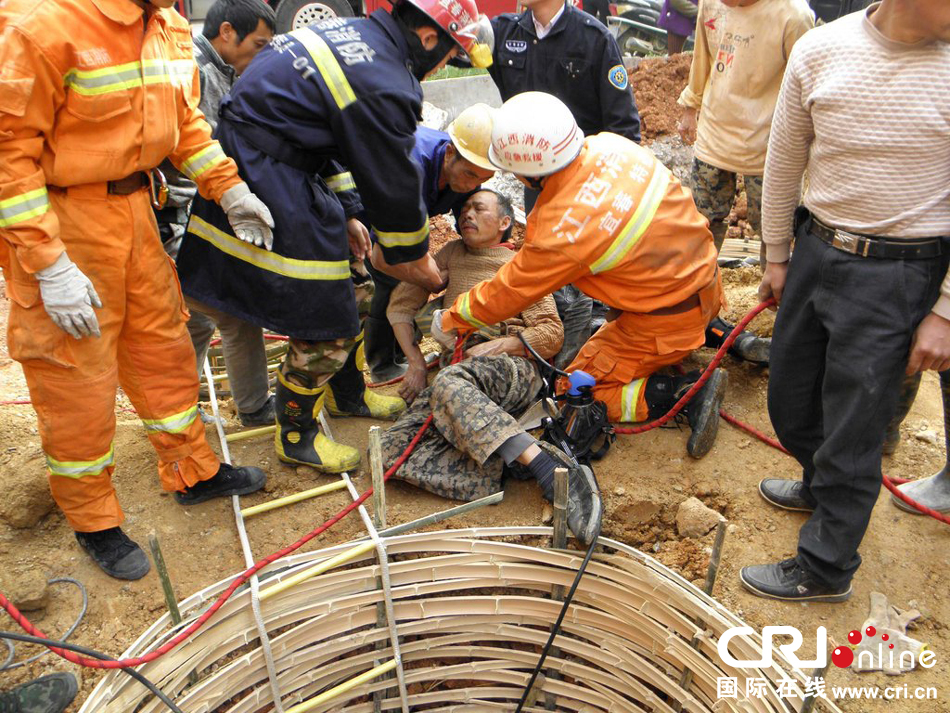 江西兩工人掉入十餘米深地基樁井 消防官兵緊急援救(高清組圖)2013年