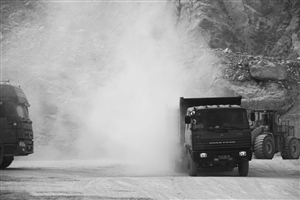 奉化兴奉采石场，一辆拉砂石的货车带起高高的尘土