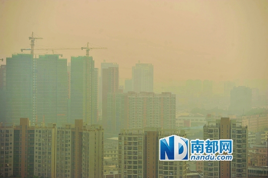 昨日下午，东莞南城被雾霾覆盖。南城西平的A Q I为199，临界于“重度污染”。 南都记者梁清 摄