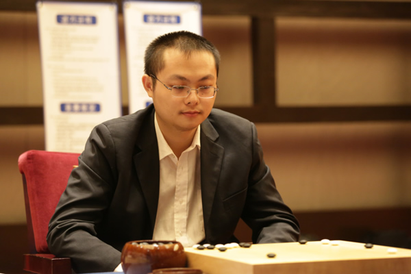 图文:三星杯中韩决赛第一局 唐韦星俯瞰棋盘