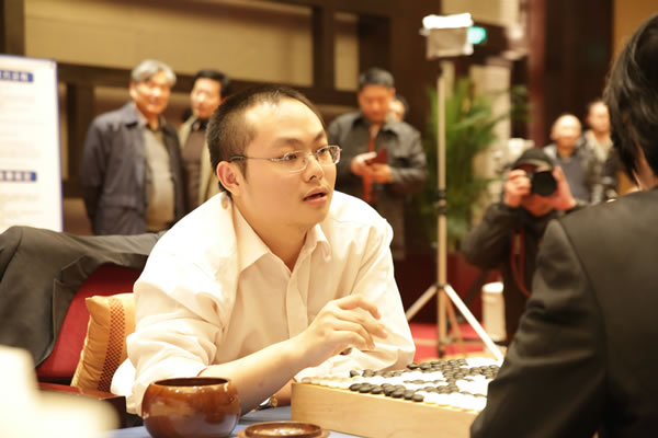 图文三星杯决赛局赛后唐韦星听取李世石意见