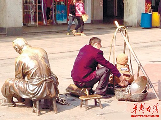 12月9日，网友发布微博：黄兴路步行街，奇葩男淡定地让小孩在铜簸箕内大便