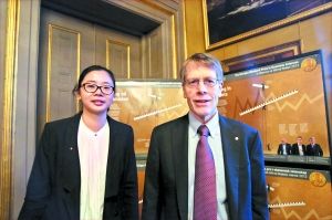 本报记者王丹阳与诺贝尔经济学奖得主汉森的合影。