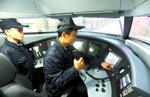 11日,重庆北动车所,将在渝利铁路上运行的crh2子弹头和谐号动车组整