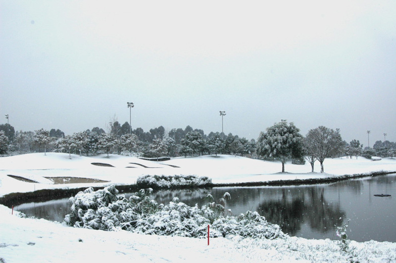 雪袭春城 滇池湖畔高尔夫球会被大雪覆盖(组图)12月16日凌晨,昆明下雪