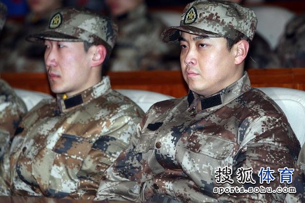 圖文:國乒軍訓彙報演出 王皓軍人氣質