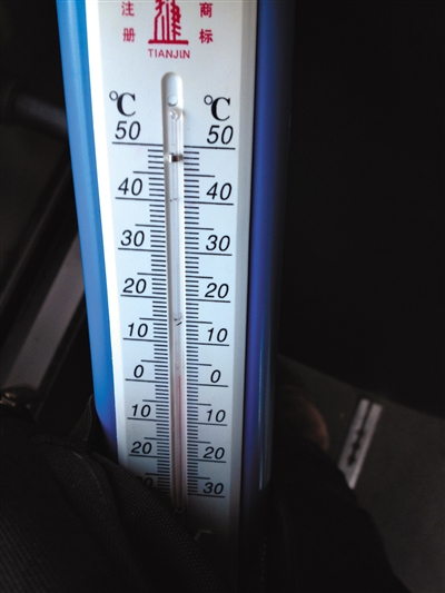 19日8时许,525路发车后,柱状温度计显示车厢中部为2℃
