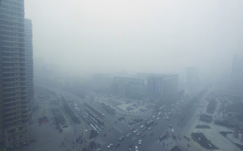 昨天，笼罩在郑州市区上空的雾霾