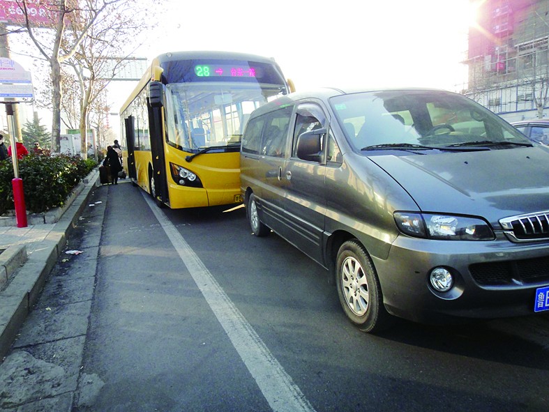 2商務車停在公交車前方早報訊剛剛在公交車站上下乘客,28路公交車開始