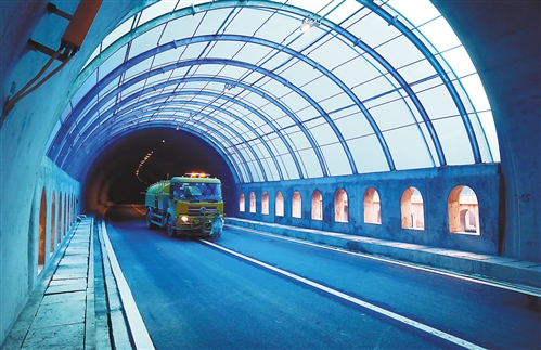 隧道之间用彩色顶棚连接,形成一道独特风景