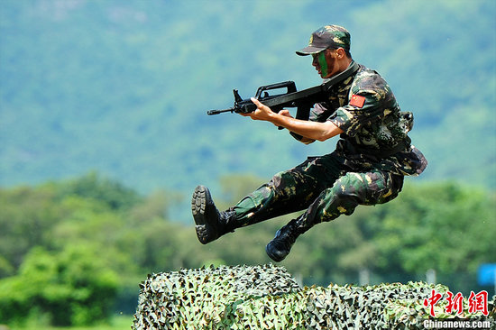 資料圖:軍營開放日也是駐港部隊最受香港市民歡迎的親民活動之一.