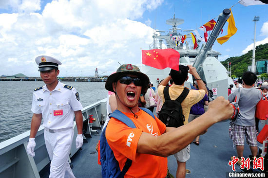 资料图:7月1日,中国人民解放军驻香港部队昂船洲军营开放日,香港市民